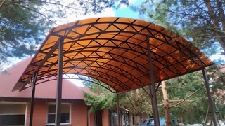 Арочный навес из оранжевого поликарбоната