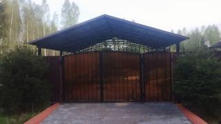 Навес двускатный с крышей из профнастила для стоянки машин Навес двускатный с крышей из профнастила для стоянки машин