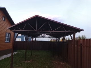 Двускатный коричневый навес с крышей из профлиста для загородного дома Двускатный коричневый навес с крышей из профлиста для загородного дома