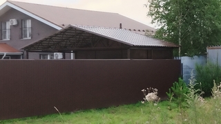 Двускатный коричневый навес из металлочерепицы Двускатный коричневый навес из металлочерепицы