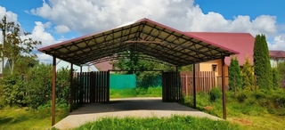 Двускатный навес с профнастилом для стоянки автомашин Двускатный навес с профнастилом для стоянки автомашин